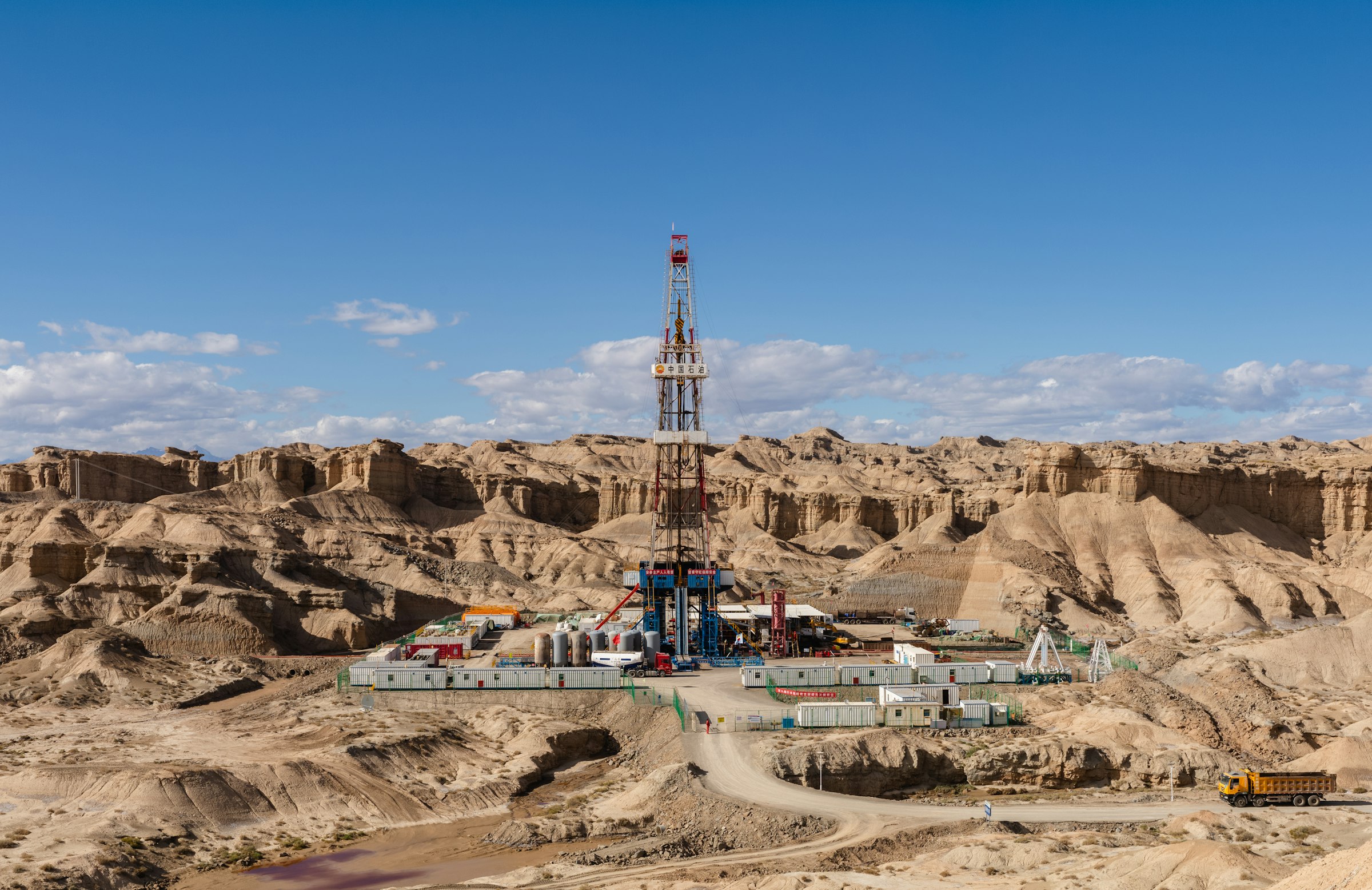 Land drilling rig in a desert oilfield